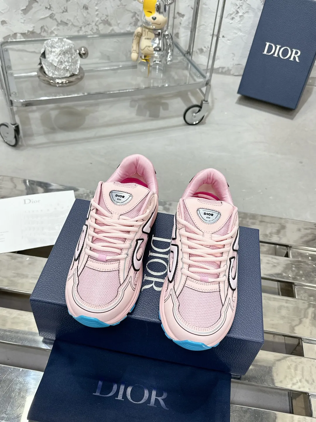 Men's men's shoes 💰600❤️❤️❤️High version Dior Dior's latest color matching B30 series reflective dad sneakers original 17380💰 purchased for development and production Brand new B30 sneakers Dad Shoes style shoes that follow the trend of the retro market The Dior logo on the tongue also indicates that this pair of shoes is the B30 model! B30 uses fine-textured leather and mesh cloth materials to form a shoe body. There are conspicuous letters CD on both sides of the shoe body to indicate identity. Many lines on the shoe body outline details to make the shoes look less monotonous and full of retro flavor. The delivery counter is exquisitely packaged🛍📦 ▪️Fabric: Original customized technical fabric + mesh ▪️Inner lining: Customized breathable lining ▪️Outsole: Original molded IP foam + TPU outsole ▪️Sole thickness: 3.5CM ▪️Size: Women’s size 35-40 / Men’s size 39-46